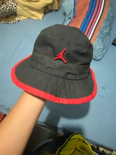Bucket Hat Jordan Preto/Vermelho MUITO estiloso ?