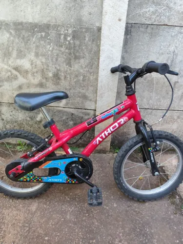 Vendo bicicleta infantil aro 16 em bom estado de conservação 190 reais
