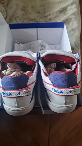 Tenis Tesla
