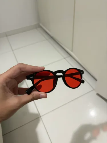 Óculos com Lente Vermelha