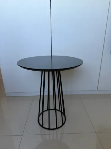 Mesa lateral redonda preta 50 cm