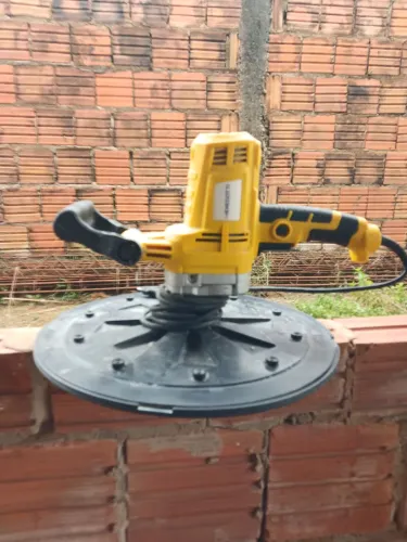 Máquina de desempenar parede
