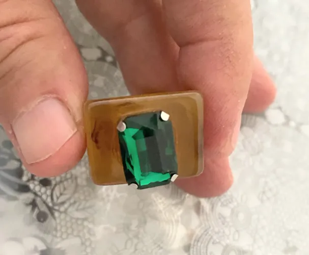 Vende-se Anel aro 18 de Ágata Mel com pedrinha Verde tipo Esmeralda. 
