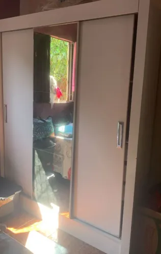 Vendo guarda roupa de casal , já está desmontado. Tem 3 gavetas 1 prateleira