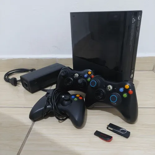 Xbox 360 super slim + 3 controles