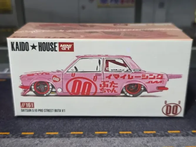 Datsun 510 Pro Street Rosa - MiniGT Kaido House