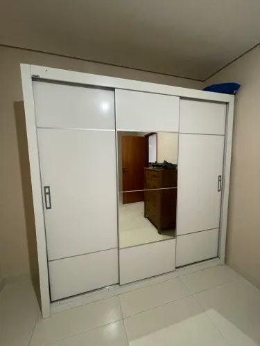 Guarda-roupas para doação