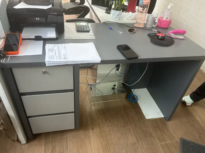 Mesa de escritório em MDF com gavetas
