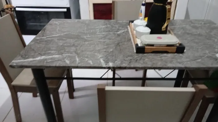 MESA COM TAMPA DE MÁRMORE