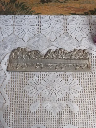 placa decorativa em relevo representando "A Última Ceia" em estanho