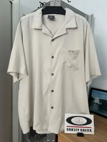 Camisão Oakley Software Metal Icon Tam. XL Creme veste GG ou XGG Vintage Botão Manga Curta