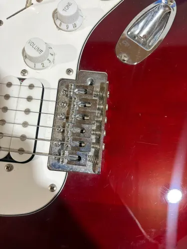 VENDO GUITARRA STRATOCASTER SHELTER COM AMPLIFICADOR