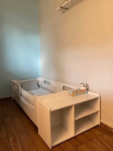 Cama infantil montessoriana com nicho/ sapateira. 