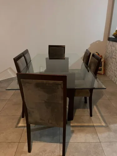 Mesa 2x1 com 6 cadeiras.