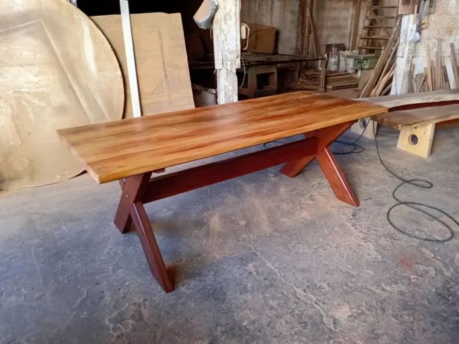 Vendo mesa de madeira valor 1.800 avista