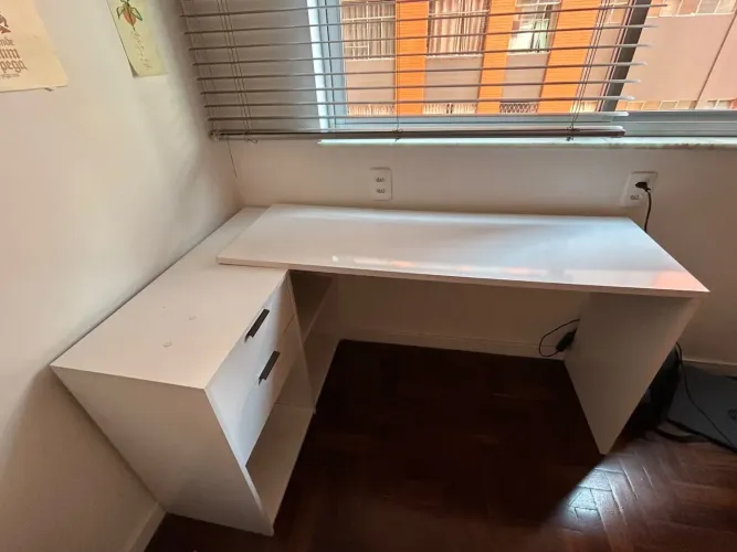 Escrivaninha branca com gaveteiro