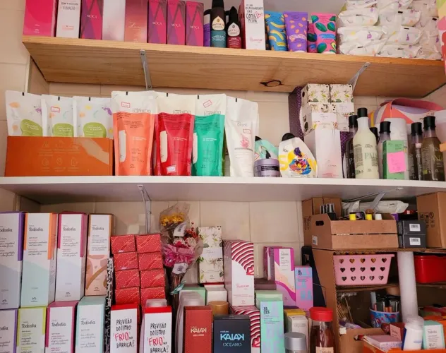 Sacola fechada com caixa Cosméticos.