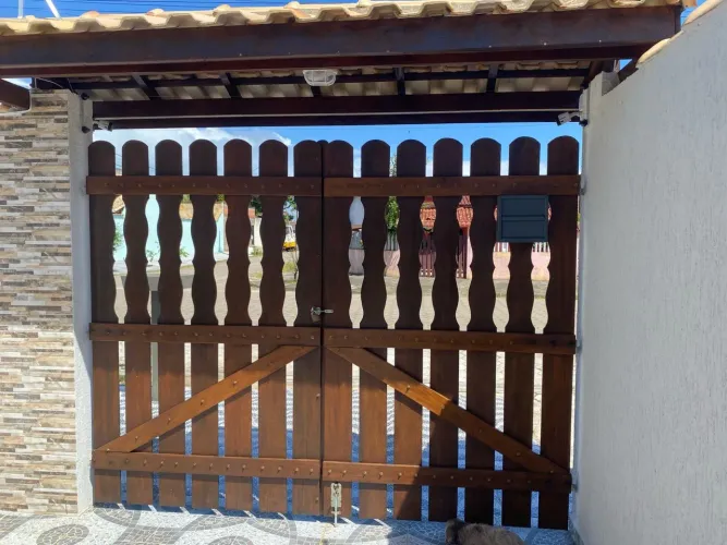 Portão de madeira com 2,65m na largura