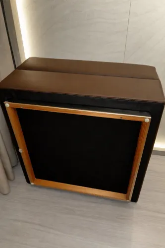 Pufe de couro em ótimo estado. Revestido em couro em loja especializada.