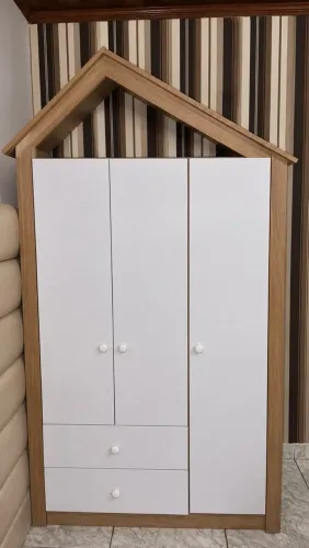 Guarda roupa infantil em formato de casinha