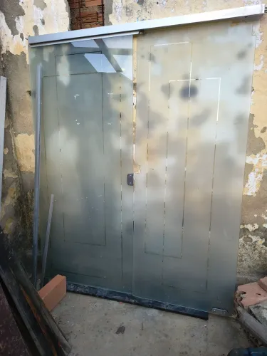Porta de vidro jateada
