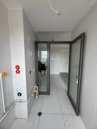 Porta balcão de giro Udinese cinza com vidro lateral