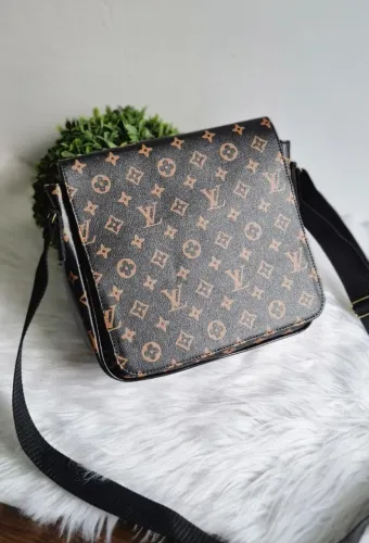Bolsa Transversal Louis Vuitton District Padrão Monograma Masculino
