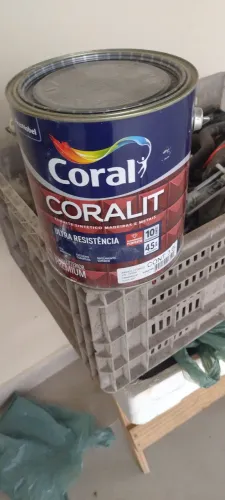 Vendo um galão de tinta coral preto fosco