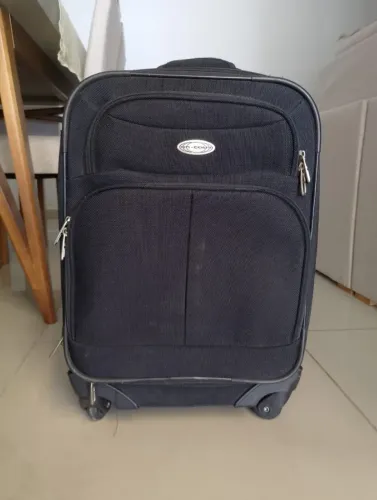Mala de viagem média e preta