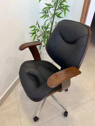 Cadeira Executiva Giratória - Madeira e Couro - Estilo Sofisticado