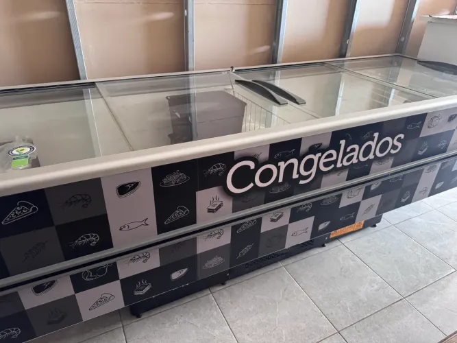 Vendo ilha de congelados FRICON, com apenas 6 meses de uso. Novíssima !!!!