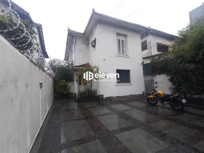 Sobrado à Venda no Encruzilhada, Santos 3 Quartos, Frente, Vagas de garagem/estacionament