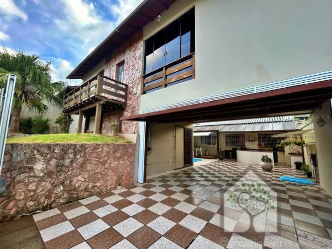 Casa à venda na Trindade Florianópolis | 2 suítes | Piscina | Espaço gourmet | Próx. Laur