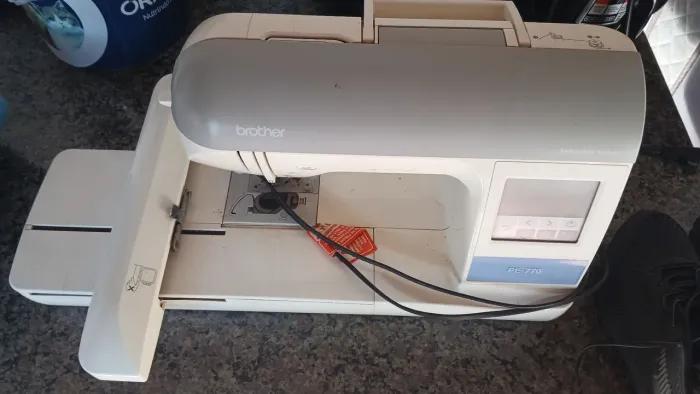 Máquina de Bordar Eletrônica PE-770