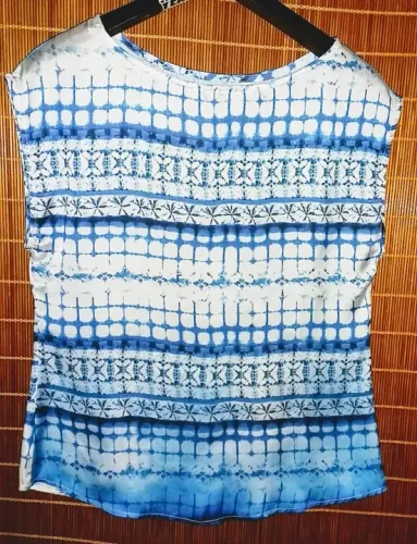 Blusa Folic de cetim estampada.
