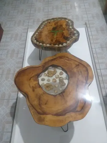 Mesinha de centro rústica com resina 