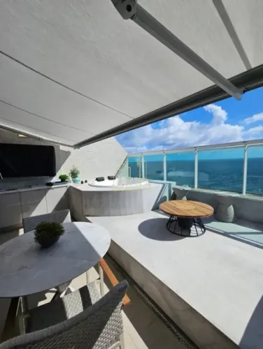 Cobertura alto padrão com duas suítes piscina vista mar a venda no Costa Espanã na Barra