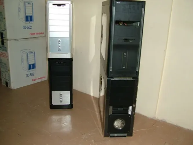 Gabinetes de computador simples e tipo "mod" com lateral em acrílico e neon interno