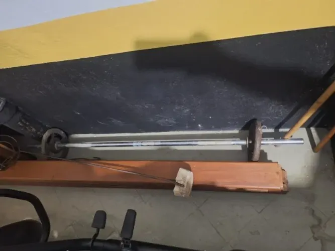 Barra reta academia com duas anilhas de 5kg
