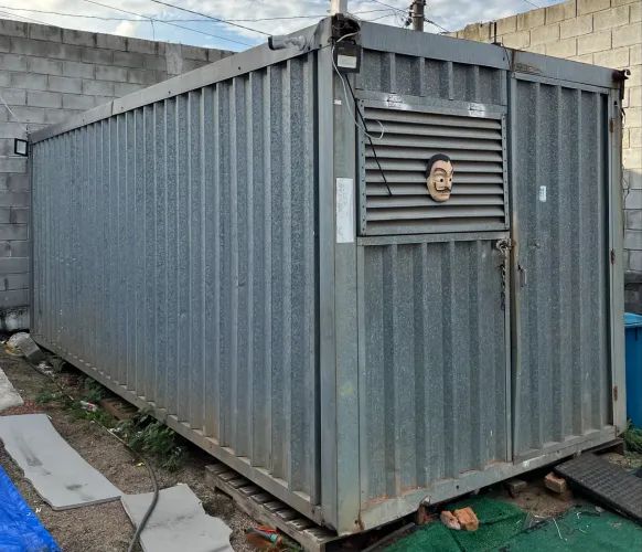  Contêiner Moradia ou Canteiro de Obras  com porta e janelas!!! Tamanho 6,00x2,25x2,30