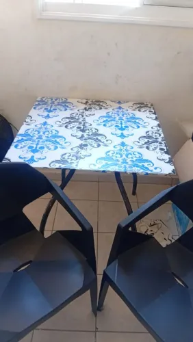 Mesa de vidro pequena com 2 cadeiras 