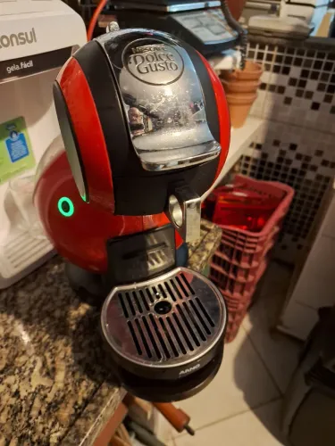 Cafeteira Dolce Gusto Arno, está visando água na lateral do bico