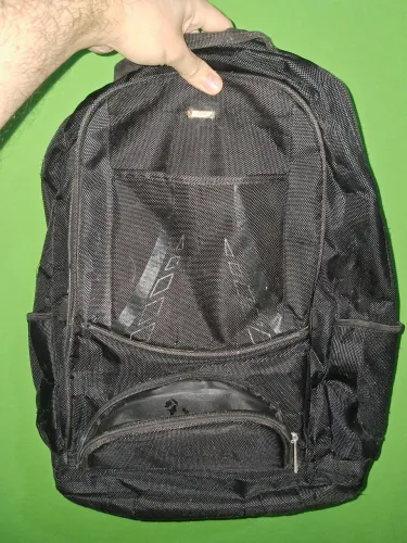 Mochila Preta Grande usada (com pequenos defeitos) 