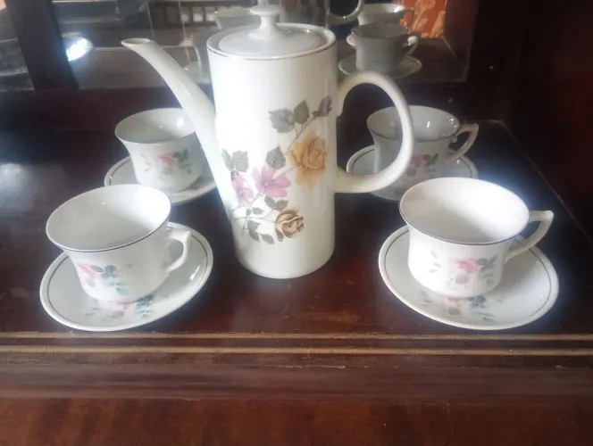 Conjunto de xícaras com bule