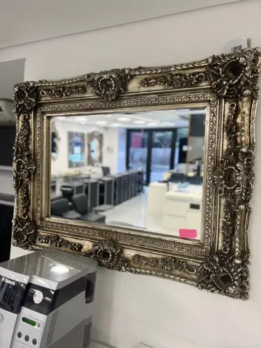 Espelho Decorativo com Moldura Ornamentada
