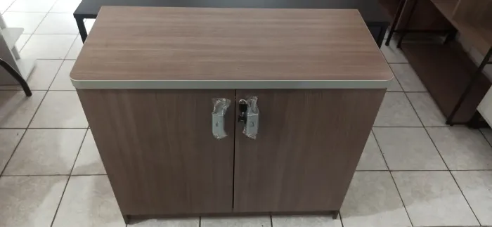 Armário baixo com 2 portas e chaves 