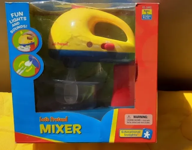 Batedeira de brinquedo "Let's Pretend Mixer" da marca Educational Insights