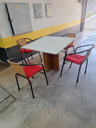 MESA EM MARMORE COM 4 CADEIRAS DE PALHINHA, OPORTUNIDADE