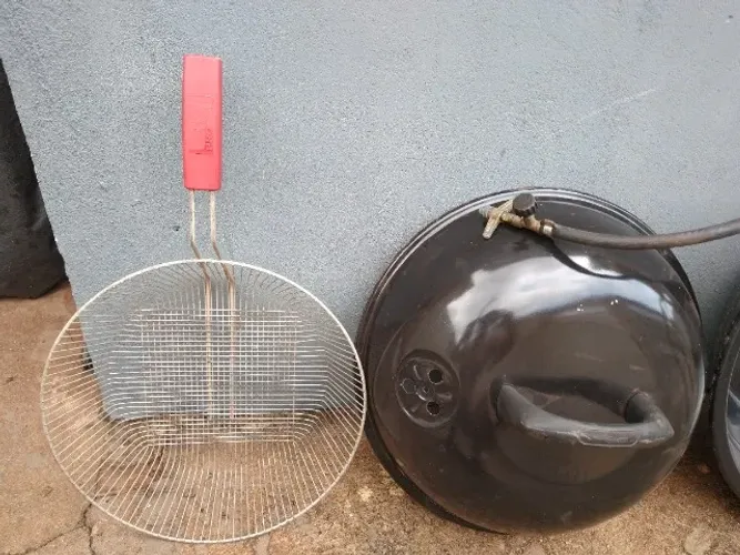 FOGAREIRO E TACHO DE 15 LTRS E PERTENCES PARA PASTELEIRO,MESA DOBRAVEL EM FERRO.
