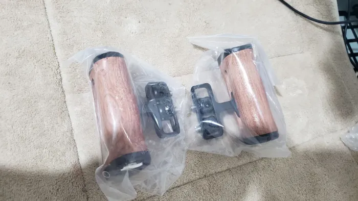 Par de Empunhaduras de Madeira e Alumínio para Rig/Cage de Câmera - Novo